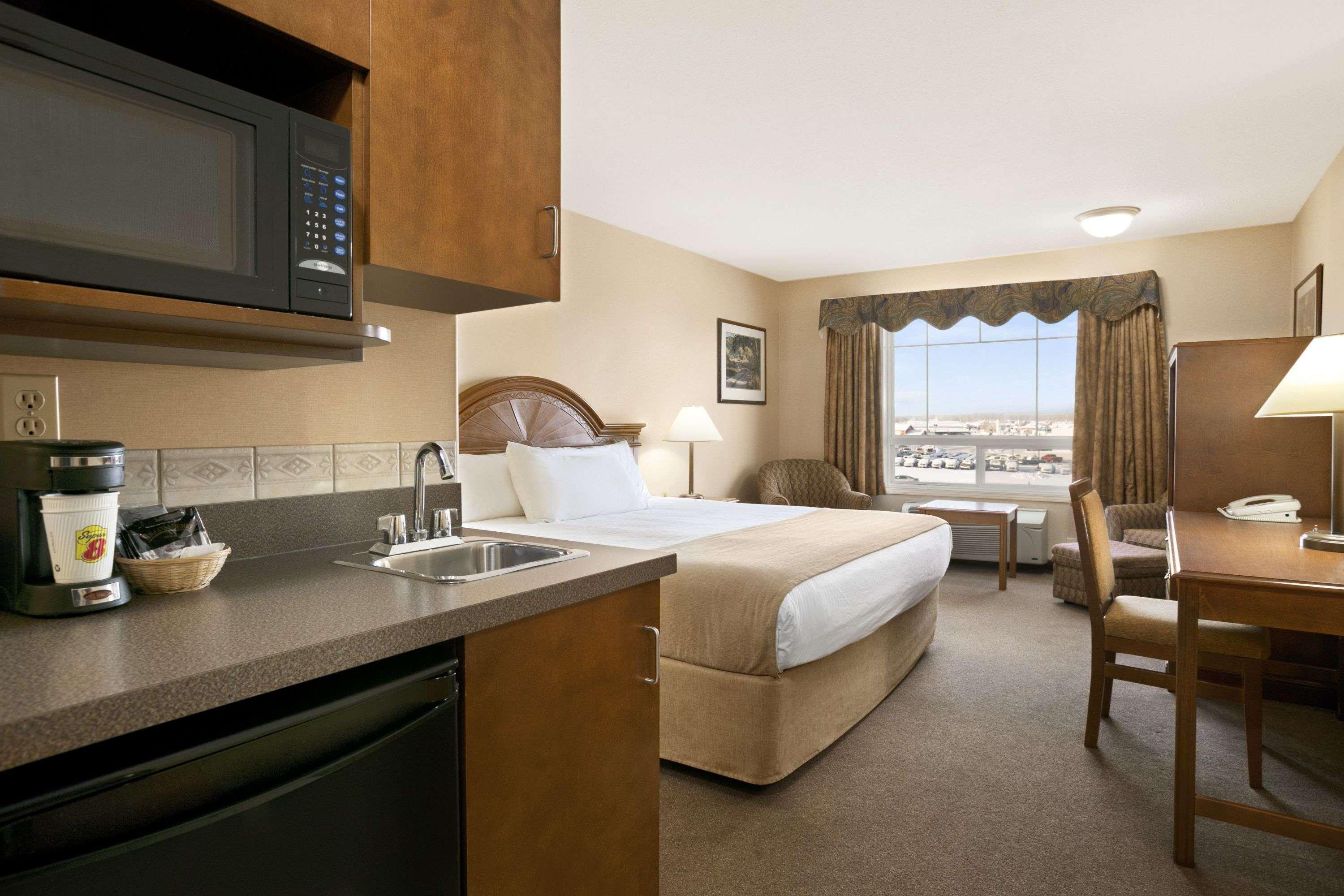Super 8 By Wyndham High Level Ab Hotel Exterior photo