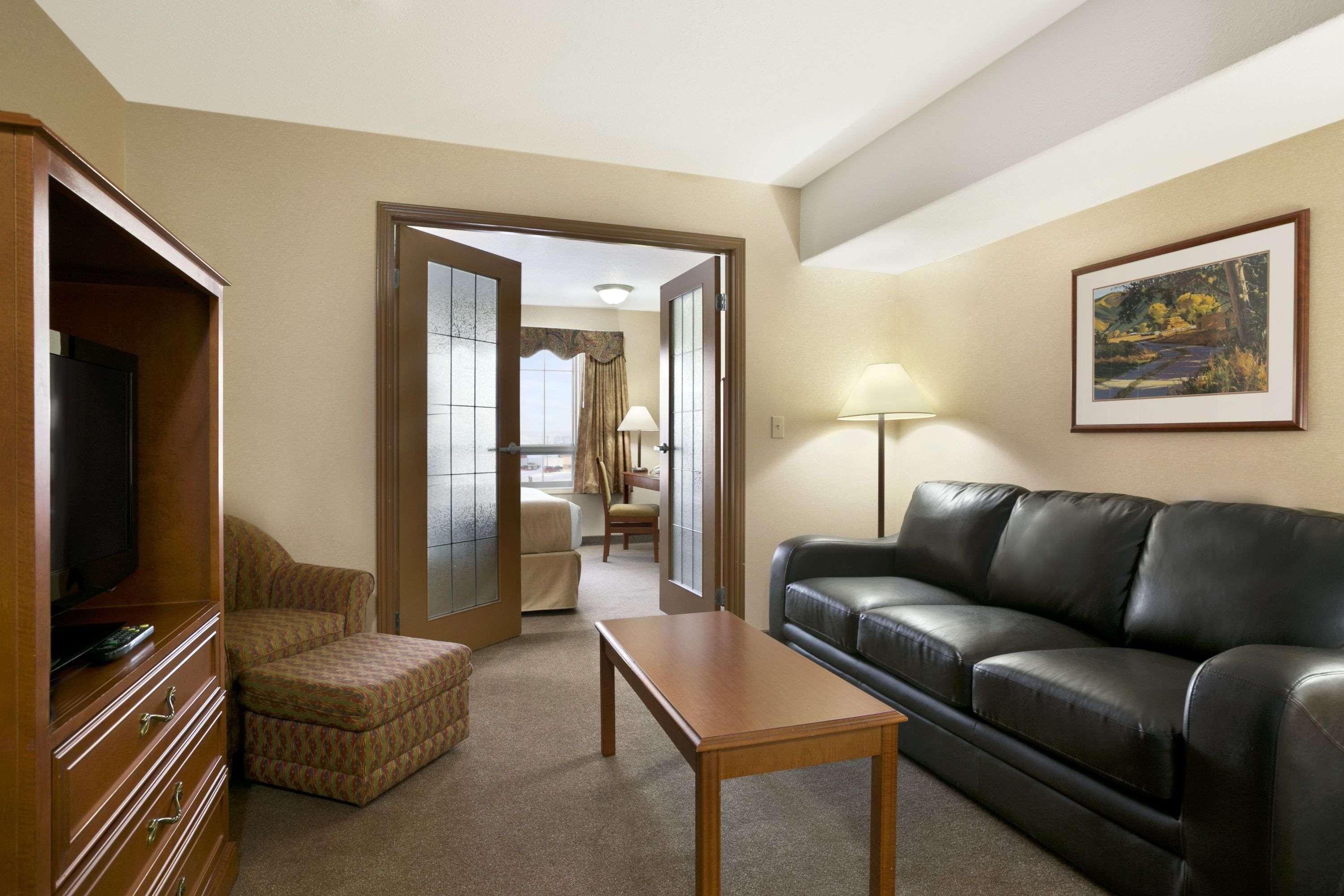Super 8 By Wyndham High Level Ab Hotel Exterior photo