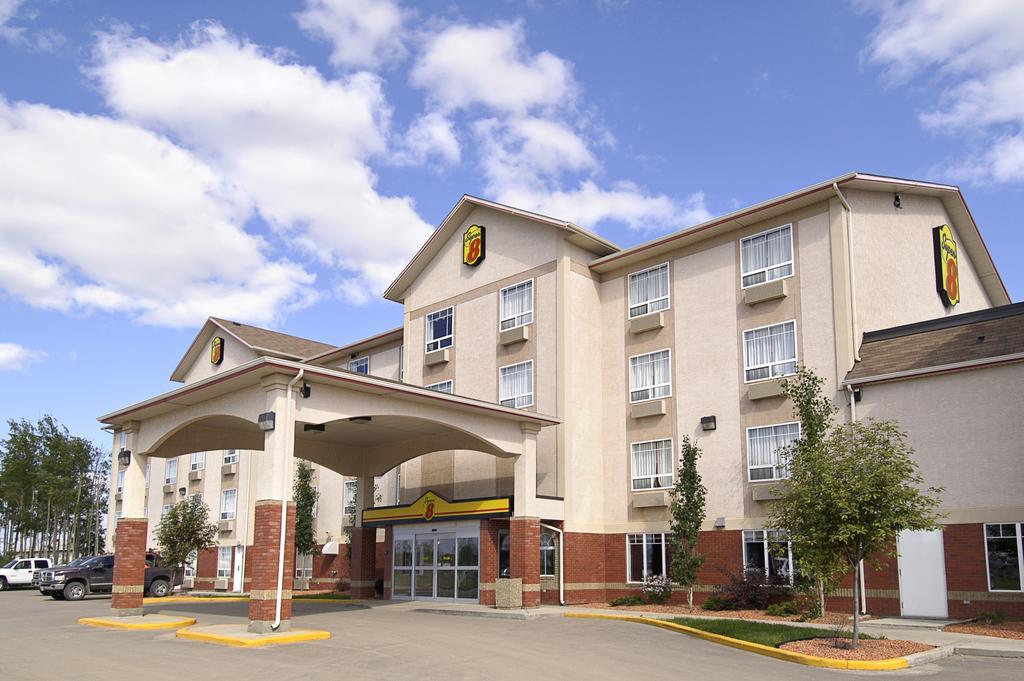 Super 8 By Wyndham High Level Ab Hotel Exterior photo
